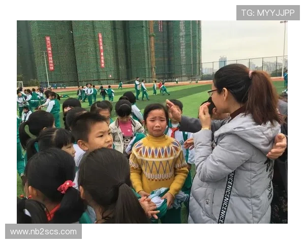 高清足球明星台灯图片展示点亮你的居家生活与运动激情
